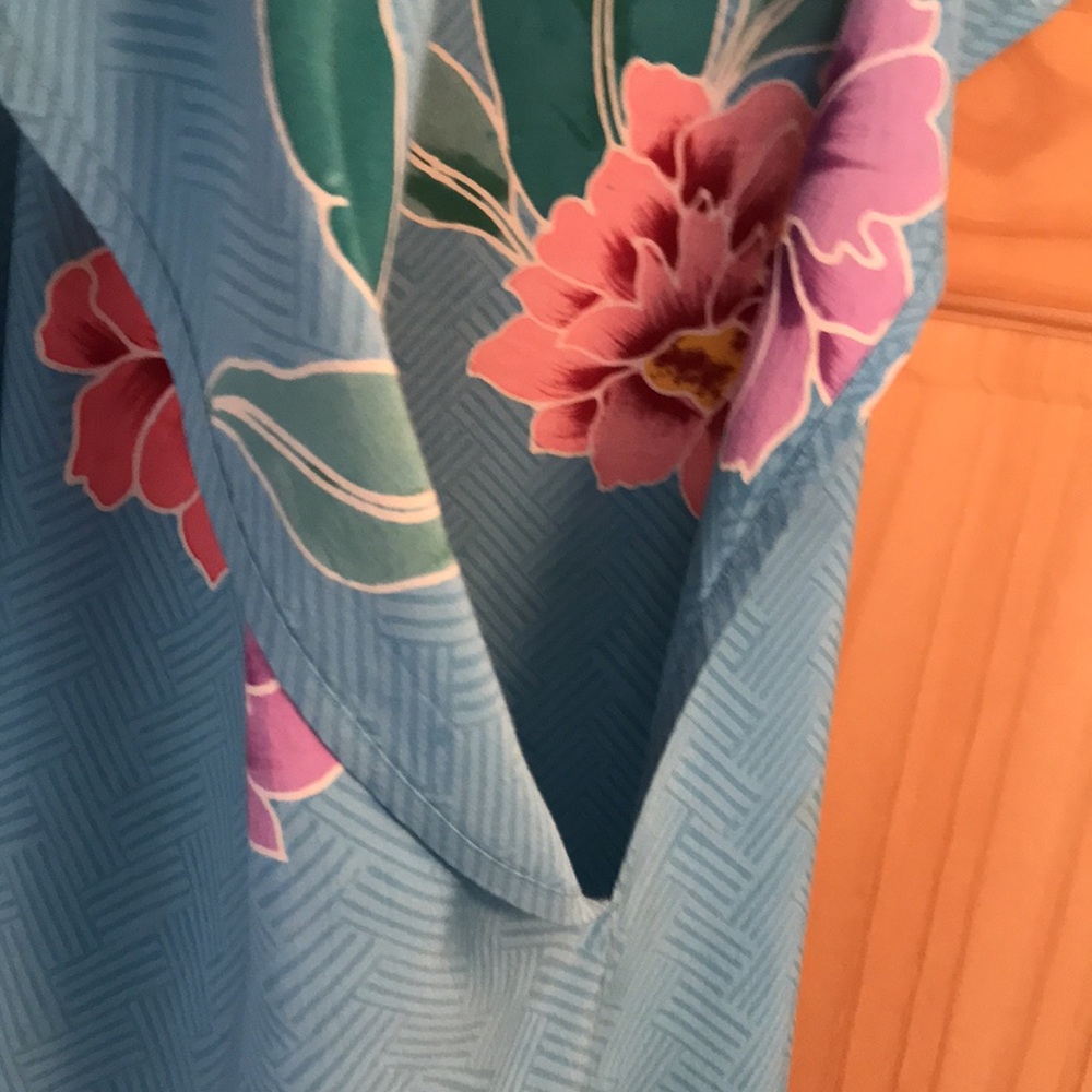 Blue Beach Sarong with Tropical Flowers - Picture 4 of 12